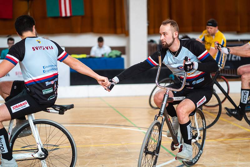 Na provizorním pódiu brněnského velodromu se sešli vítězní Jiří Hrdlička s Pavlem Loskotem ze Svitávky, stříbrní Ludvík Písek a Miroslav Gottfried ze Sokola Zlín-Prštné a bronzoví Jiří Hrdlička mladší  s Romanem Staňkem ze Svitávky.