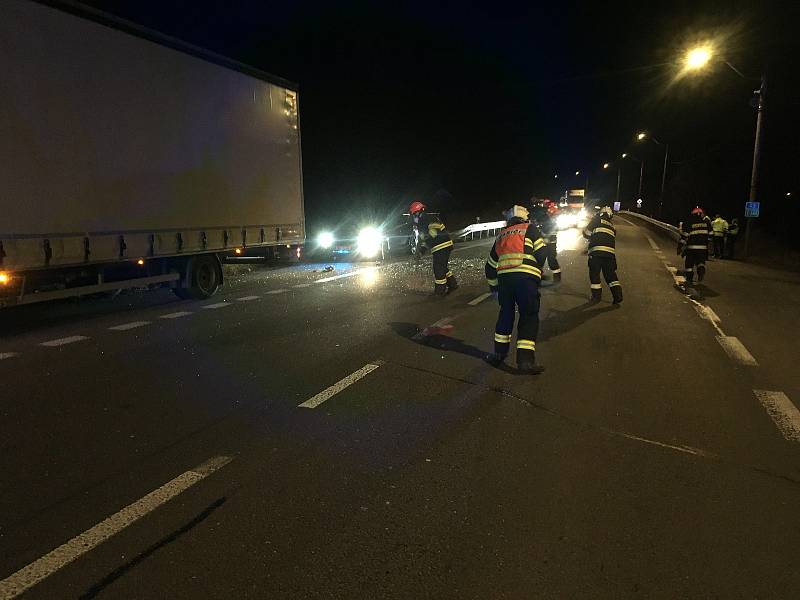 Střet osobního a nákladního auta zkomplikovat ve středu provoz na silnici I/43. Došlo k němu v obci Lažany krátce po půl páté odpoledne.