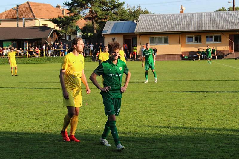 Fotbalista Michal Pokorný (v zeleném) obléká dres Olympie Ráječko.