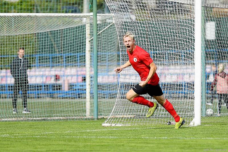 Fotbalisté Boskovic (v červeném) si na podzim doma smlsli i na líšeňském lídrovi, kterého porazili 4:0, a přezimují na druhé příčce.