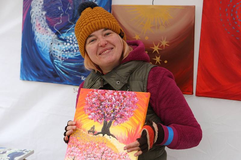 Marie Kepáková ze Skalice nad Svitavou maluje obrazy jen třemi prsty. Rakovinu vzala jako výzvu.