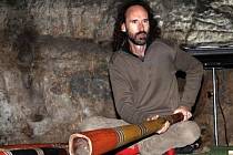 Didgeridoo. Tradiční dechový hudební nástroj australských domorodců. Jeho tóny rozezní opět jeskyni Výpustek nedaleko Křtin.