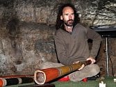 Didgeridoo. Tradiční dechový hudební nástroj australských domorodců. Jeho tóny rozezní opět jeskyni Výpustek nedaleko Křtin.