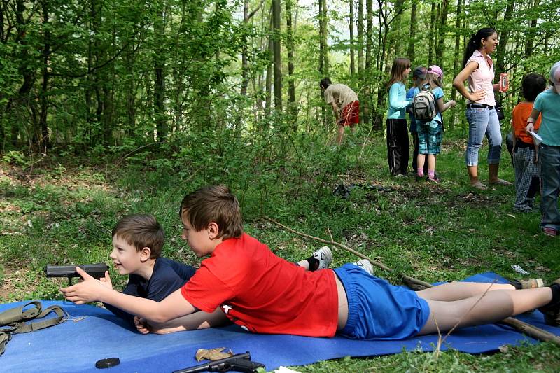 Městský klub mládeže Adamov připravil pro děti na hřišti u základní školy v ulici Ronovská odpoledne plné her a soutěží. S táborákem.