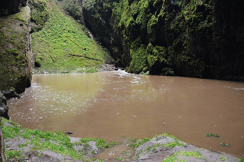 Ještě v první polovině týdne tudy prošli lidé suchou nohou, nyní je z jezírka na dně Macochy jezero.