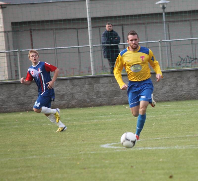 Fotbalisté Blanska porazili Tasovice (ve žlutém) 3:1.