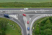 Takto vypadá shora křižovatka v Lipůvce, která nahradila kruhový objezd na silničním tahu Brno – Svitavy. Řada řidičů tuto změnu kritizuje, protože podle nich budou ve směru od Blanska trčet v kolonách.