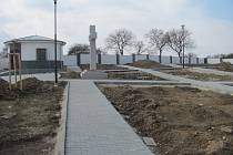 Ve Vavřinci postavili nový hřbitov. Obyvatelé od června nebudou muset blízké pohřbívat v okolních obcích.