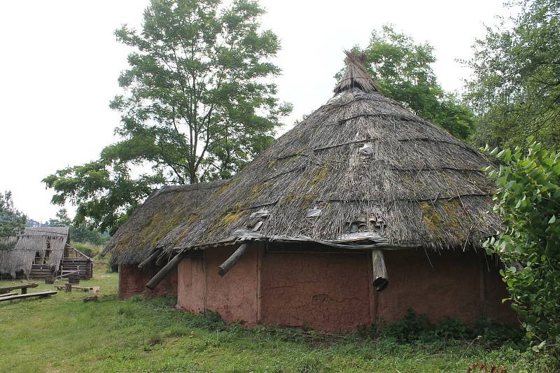 Sdružení Keltoi shání peníze i dobrovolníky na obnovu skanzenu Isarno v Letovicích. Od vedení města má šanci na nižší nájem pozemků.