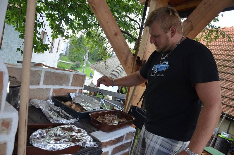 V Senetářově v sobotu pekli koláče a vařili guláše. Konal se tam Den venkovských pícek.