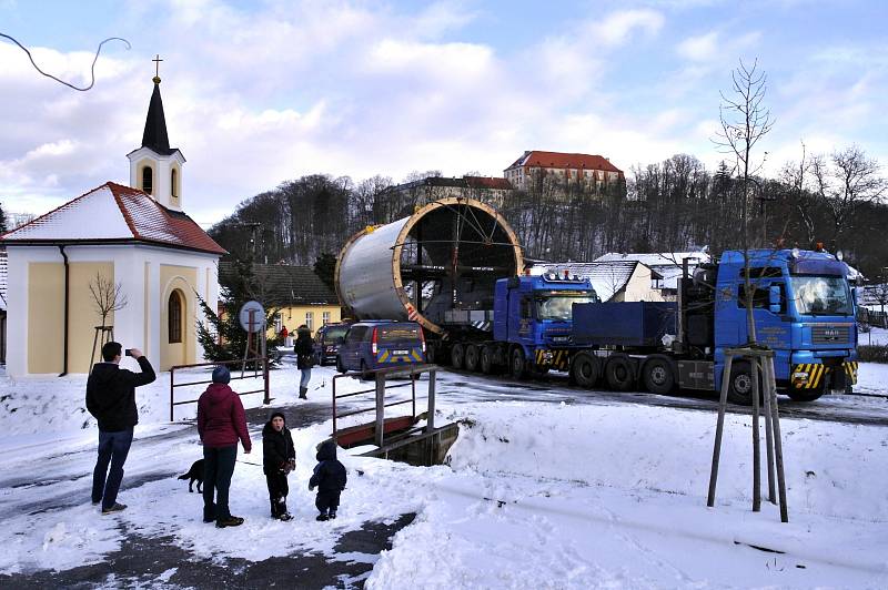 Nadměrný náklad veze komponenty pro cementárnu do Spojených arabských emirátů. Na Blanensku se před měsícem zasekl ve Sloupu. Ve středu skončila jeho pouť kvůli nesjízdné silnici v Kunštátu. Tam bude stát další měsíc.