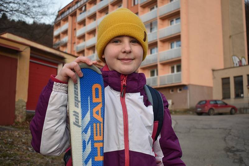 Děti z prvního stupně adamovské Základní školy Ronovská zahájily v pondělí třídenní lyžařský výcvik. Vyrazily na sjezdovku do Olešnice.