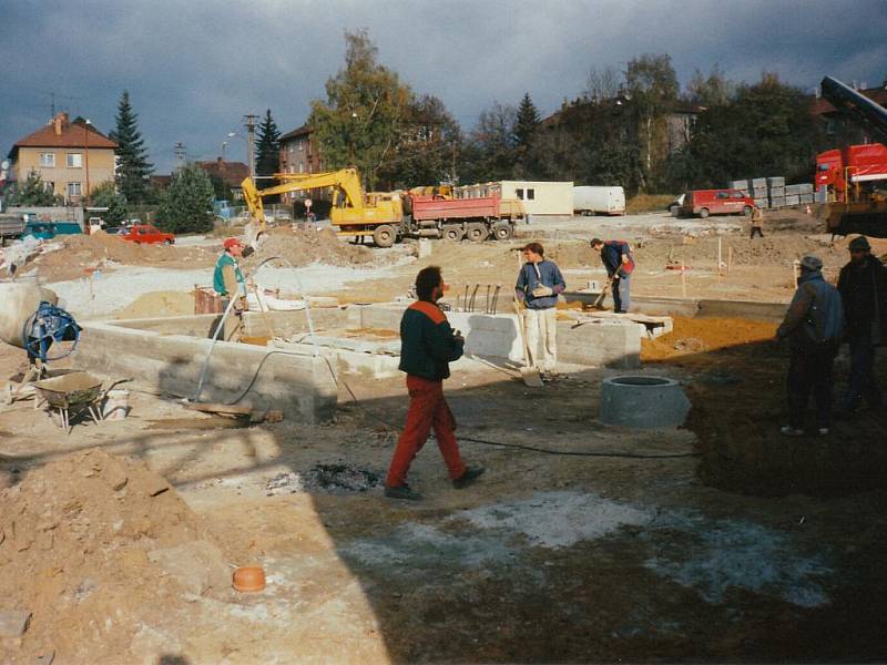 Rekonstrukce areálu na Nádražní v roce 1997.