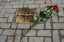 Stolpersteine. Kameny zmizelých. Dlažební kostky s mosaznou destičkou, které se na znamení piety vsazují do chodníků před domy obětí holocaustu a nacistického režimu. Další čtyři přibyly nedávno v židovské čtvrti v Boskovicích.