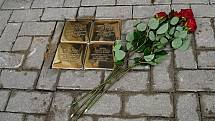 Stolpersteine. Kameny zmizelých. Dlažební kostky s mosaznou destičkou, které se na znamení piety vsazují do chodníků před domy obětí holocaustu a nacistického režimu. Další čtyři přibyly nedávno v židovské čtvrti v Boskovicích.