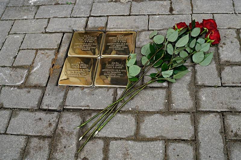 Stolpersteine. Kameny zmizelých. Dlažební kostky s mosaznou destičkou, které se na znamení piety vsazují do chodníků před domy obětí holocaustu a nacistického režimu. Další čtyři přibyly nedávno v židovské čtvrti v Boskovicích.