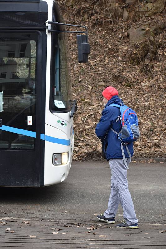 Výlukové autobusy staví konečně i pod Ronovem. Po měsíci a půl.