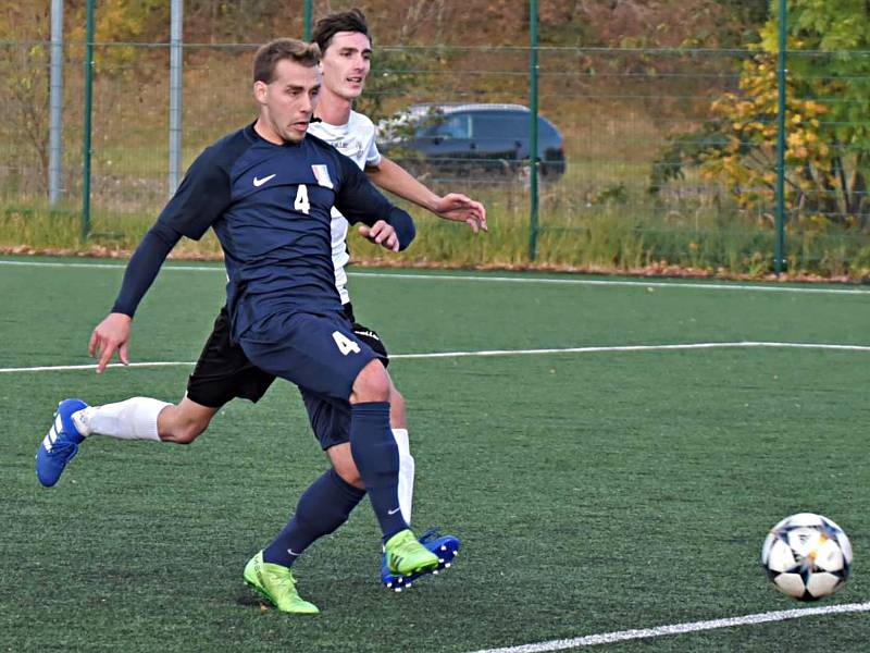 Ve 12. kole divizní skupiny D vyhráli fotbalisté FK Blansko (modré dresy) v Havlíčkově Brodu 2:0.