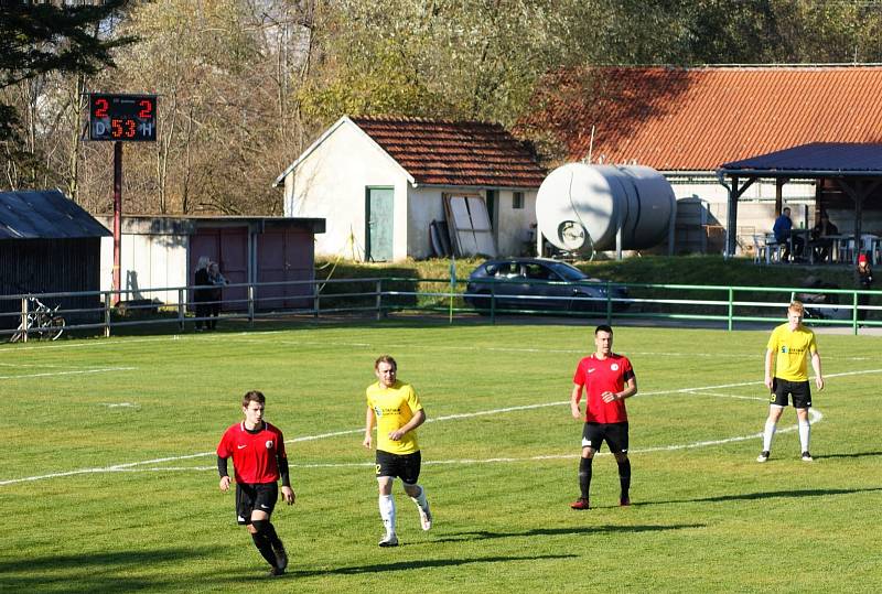 Fotbalista Libor Macháček (ve žlutém) obléká dres Rájce-Jestřebí.