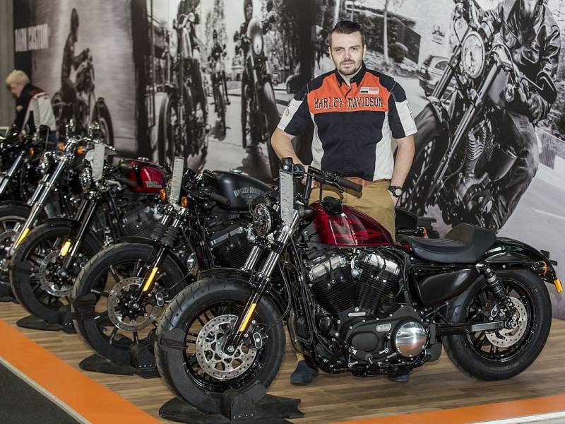 Lukáš Kvapil je nejen vášnivým motorkářem a dakarským jezdce, ale především voják z povolání a instruktor speciálního výcviku vojáků na motocyklech.