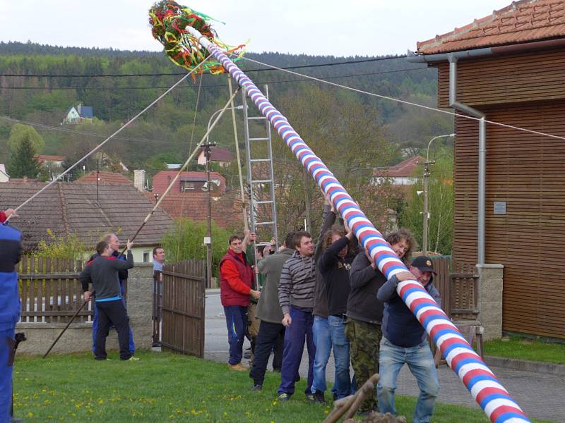 Stavění máje.