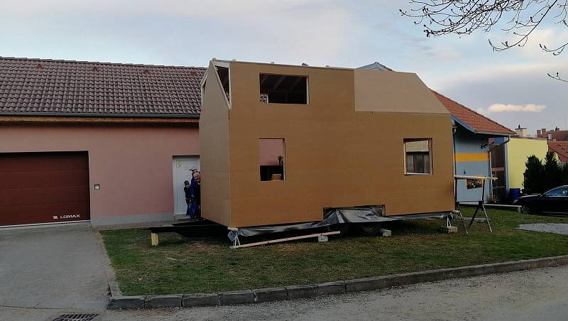 Pavel Schweidler z Pustiměře se svojí rodinou už od jara pracuje na stavbě malého mobilního domku.