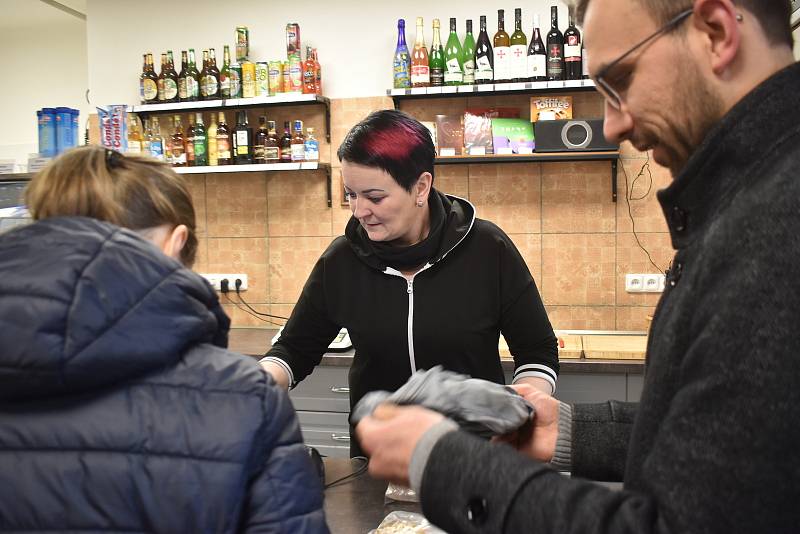 Ve Velenově na Blanensku provozuje obec obchod s potravinami a smíšeným zbožím. Ve vlastní režii má i malou hospůdku.