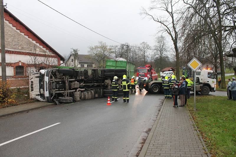 Ve Světlé se v úterý převrátilo nákladní auto s odpadem.