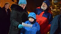 Na Masarykově náměstí v Boskovicích zpívalo koledy pod vánočním stromečkem asi sto padesát lidí.