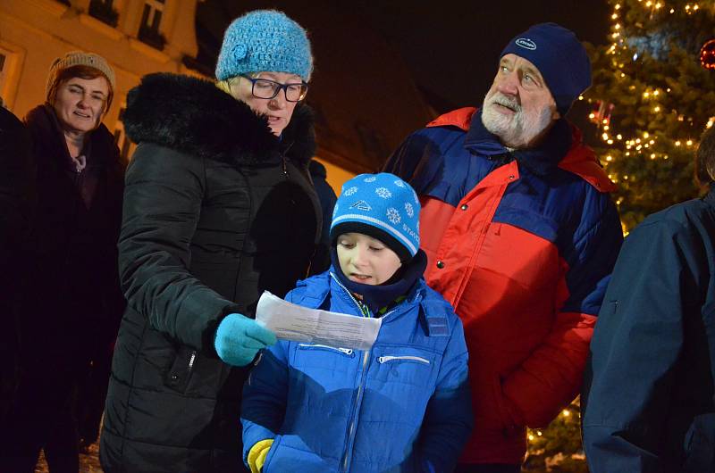 Na Masarykově náměstí v Boskovicích zpívalo koledy pod vánočním stromečkem asi sto padesát lidí.