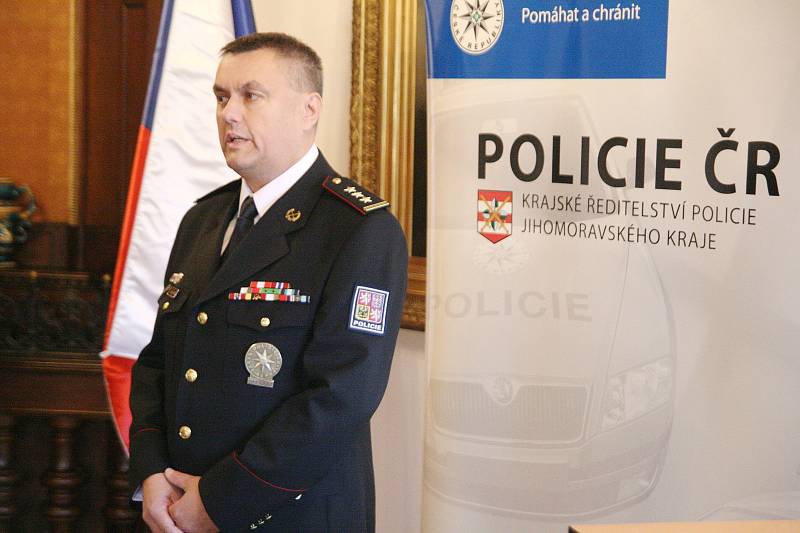 Policisté převzali na blanenském zámku medaile. Za dlouholetou službu.