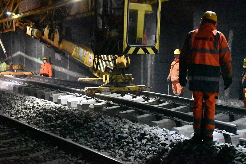 Rekonstrukce železničního koridoru mezi Brnem a Blanskem za šest miliard korun je v plném proudu (na snímku tunely mezi Bílovicemi a Babicemi nad Svitavou).