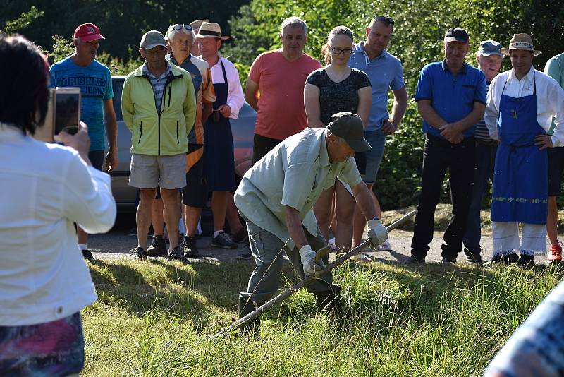 Kloboučské bratrstvo pořádalo už po dvanácté sečení otav. Soutěžilo jedenáct mužů, pět žen a dva junioři.