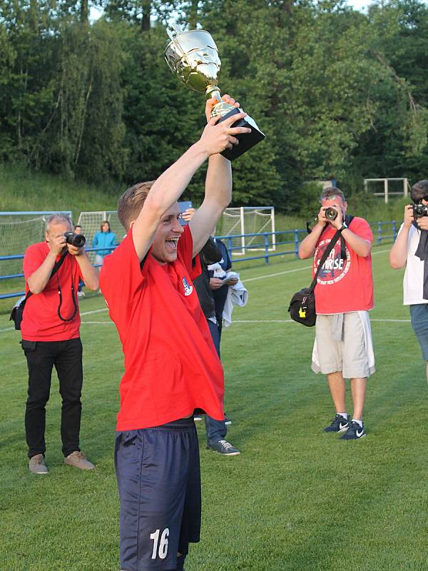 V utkání fotbalové divize D porazilo Blansko (modré dresy) Slovan Havlíčkův Brod 5:0. Před utkáním předali hráči svůj dar - šek na 15 000 korun - Domovu Olga.