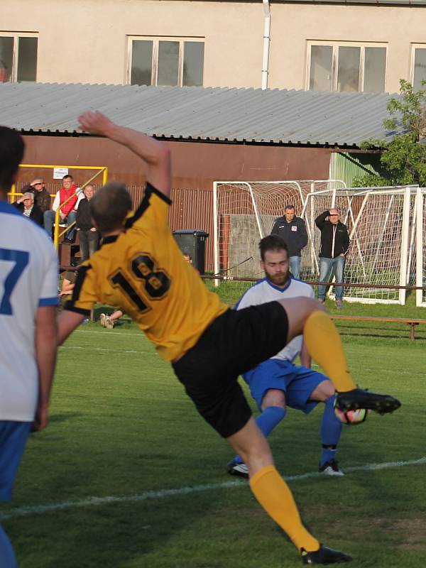 V semifinále krajského fotbalového poháru porazil FK Tišnov (v bílém) doma Olympii Ráječko 3:2.