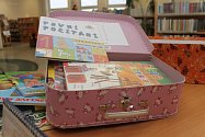 Tematické kufříky si mohou děti z knihovny půjčit domů.