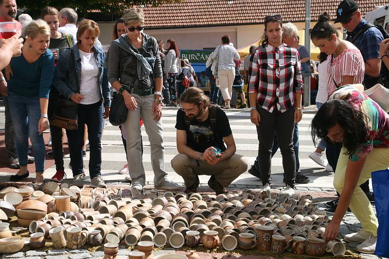 V Kunštátě se konal dvoudenní Hrnčířský jarmark. S pořadovým číslem dvacet sedm. Dorazily tisíce turistů.