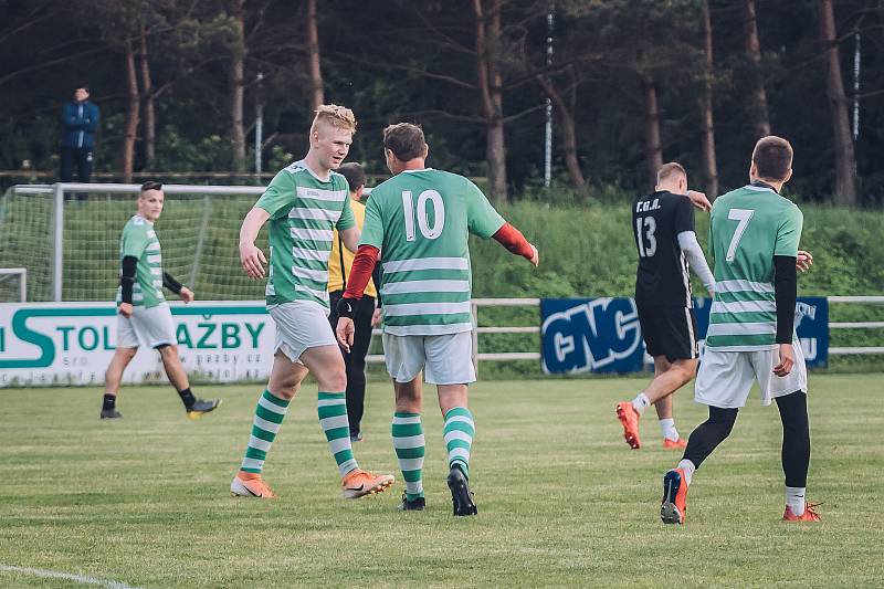 Fotbalisté Rájce-Jestřebí (zelenobílé dresy) v přípravě porazili Kunštát 6:3.