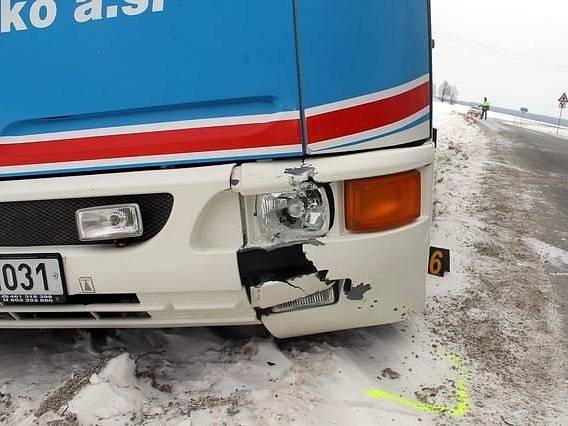 Autobus kvůli nevolnosti řidiče skončil u Sloupu v příkopu. Řidič zemřel.