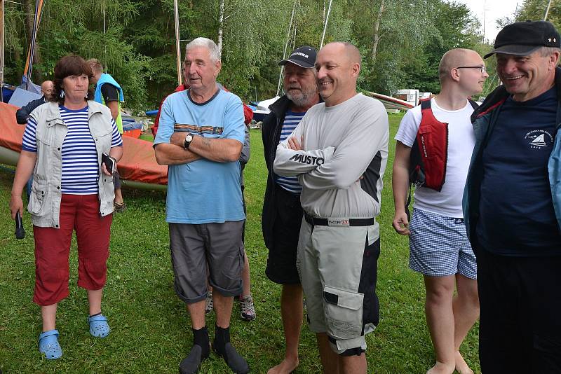 Přehradu Křetínku u Letovic rozčeřily jachty. Při patnácté Srandaregatě.