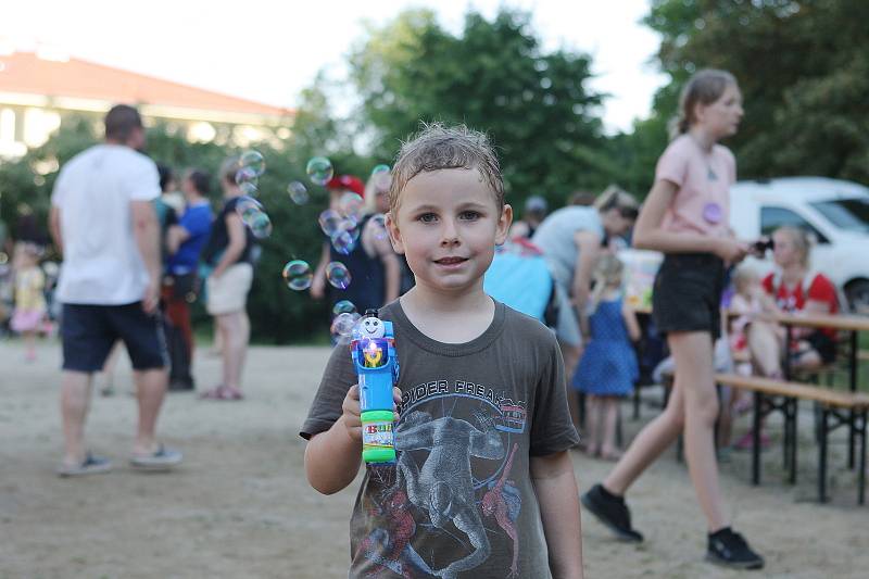 Hřiště u základní školy v adamovské ulici Ronovská ovládl v pátek dětský den. Městský klub mládeže pro příchozí připravil řadu soutěží a her. Nechyběl ani skákací hrad a obří nafukovací skluzavka.