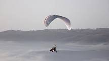 Adamovský farář Pavel Lazárek se léta věnuje létání na motorovém paraglidovém křídle. To později vyměnil za motorové rogalo. Foto: se souhlasem Pavla Lazárka