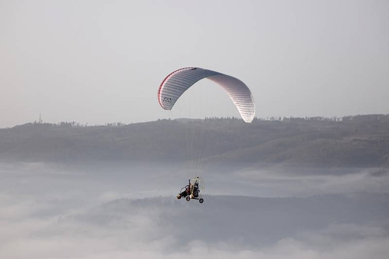 Adamovský farář Pavel Lazárek se léta věnuje létání na motorovém paraglidovém křídle. To později vyměnil za motorové rogalo. Foto: se souhlasem Pavla Lazárka