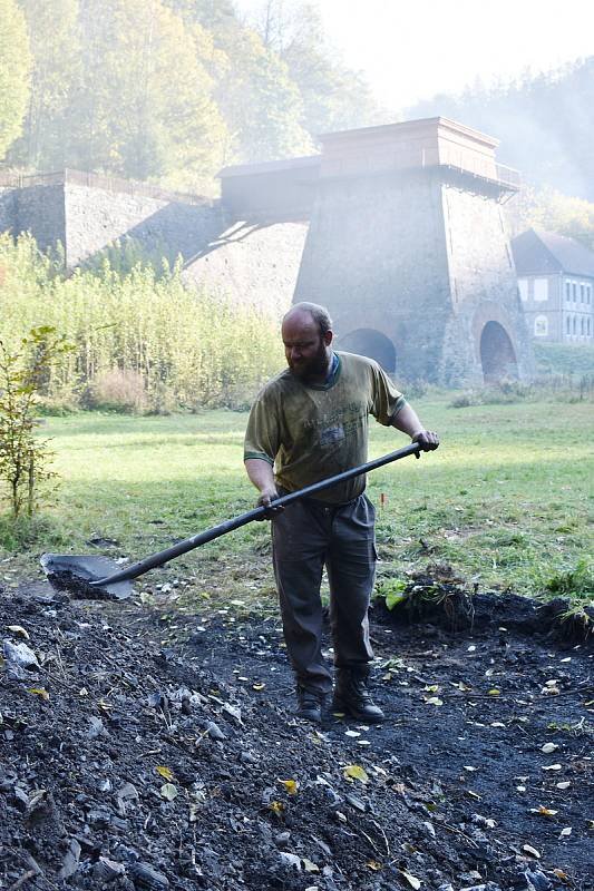 Dominik Talla z Brna je členem spolku Františka z okruhu přátel Technického muzea v Brně se zaměřením na průmyslovou archeologii. Historickou tavbu železa a pálení uhlí pravidelně předvádí s ostatními kolegy v areálu Stará huť nedaleko Adamova.