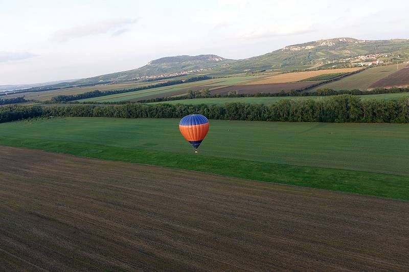 Poznáte v tradičním vzdušném kvízu motorového paraglidisty Petra Buchty z Adamova na Blanensku, která místa v regionu fotografoval tentokrát?