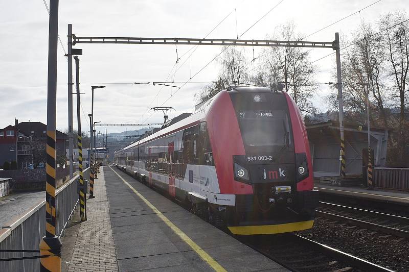 Čtyřvozový nízkopodlažní vlak Moravia (na snímku) má po premiéře pauzu. Dvě kratší soupravy poničili sprejeři.