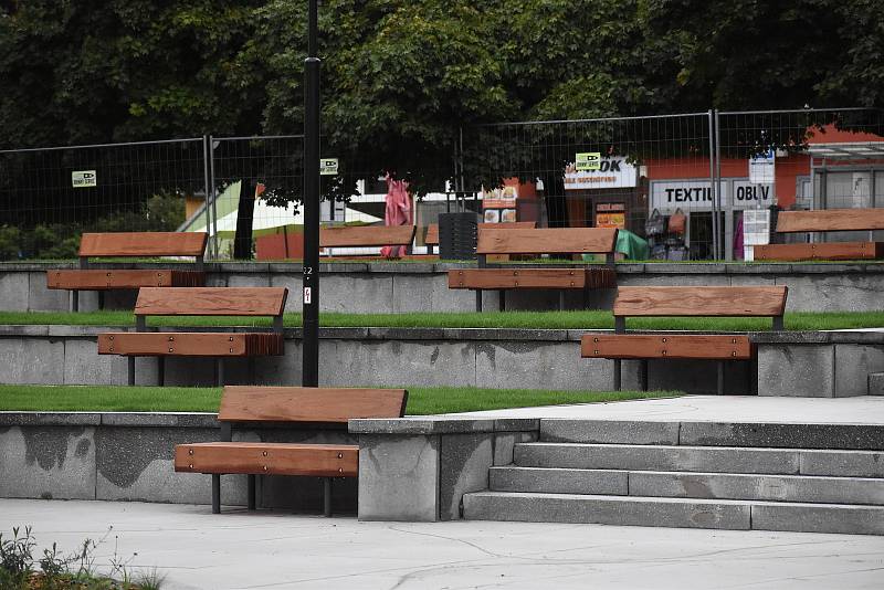 Rozbitý asfalt nahradila dlažba, záhony a lavičky. Na upraveném náměstí Republiky v Blansku se nyní i lépe parkuje. Město Blansko stály úpravy 13 milionů korun.