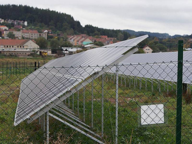 Panely fotovoltaické elektrárny pokrývají plochu při vjezdu do Velkých Opatovic od Boskovic.