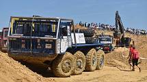 V Kunštátu řvou o víkendu mezi dunami písku náklaďáky. Trucktrial je adrenalin, libují si diváci.