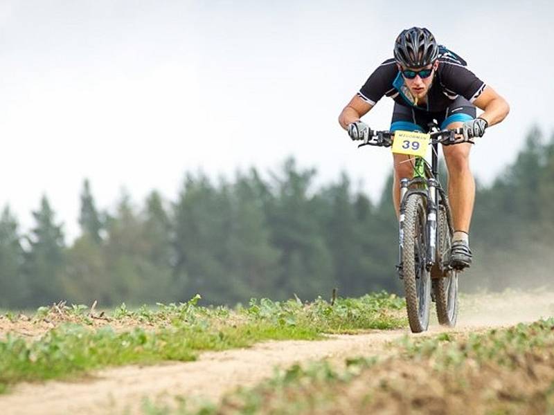 Magorman. Terénní závod horských kol v okolí Ráječka, kde si bikeři hrábnou na dno svých sil.